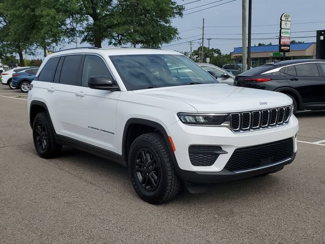 Used 2023 Jeep Grand Cherokee Laredo AWD/4WD image 2