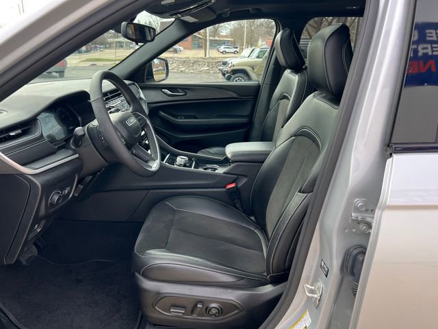 Used 2024 Jeep Grand Cherokee Altitude image 4