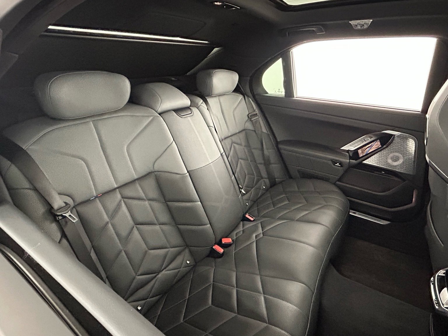 Used 2023 BMW 760i xDrive image 41