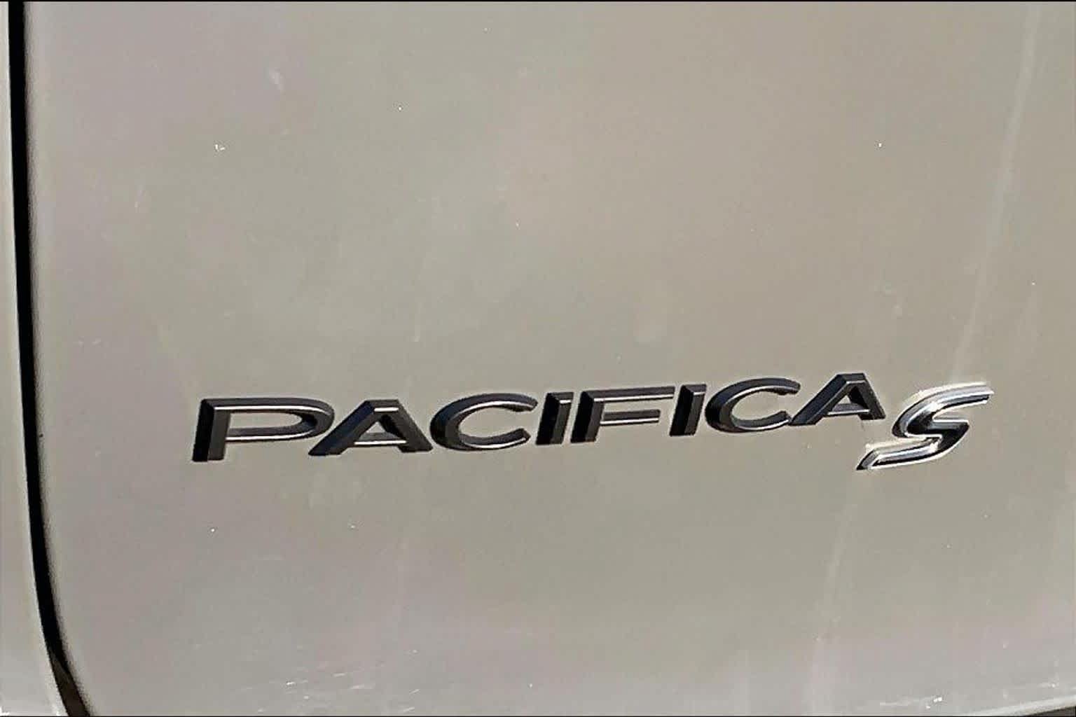 Used 2021 Chrysler Pacifica Touring-L w/ Uconnect Theater Family Group FWD image 9