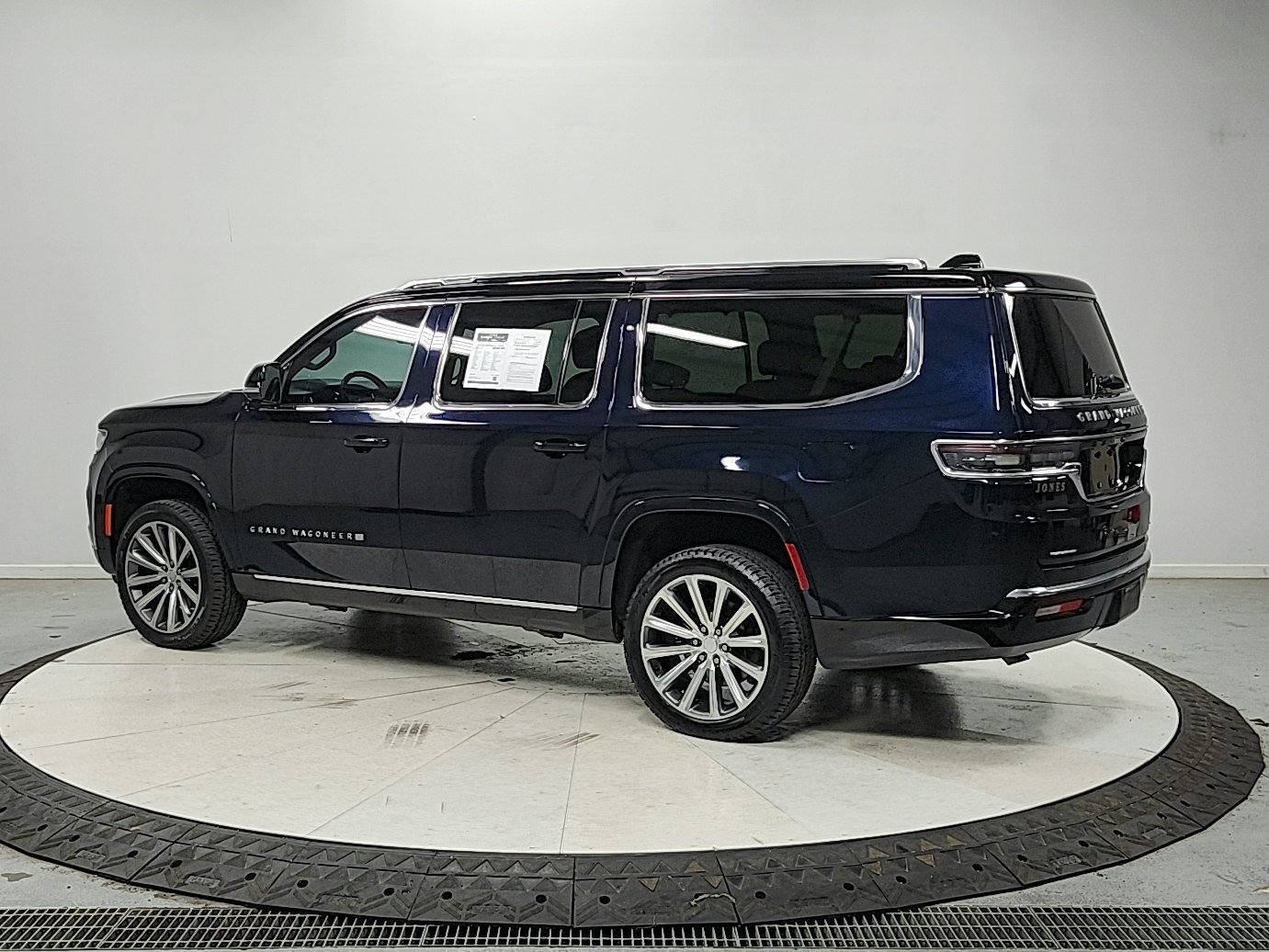 Used 2023 Jeep Grand Wagoneer L Series II w/ Convenience Group III AWD/4WD image 8