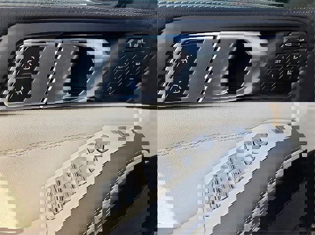 Used 2025 BMW X7 xDrive40i w/ Executive Package image 14