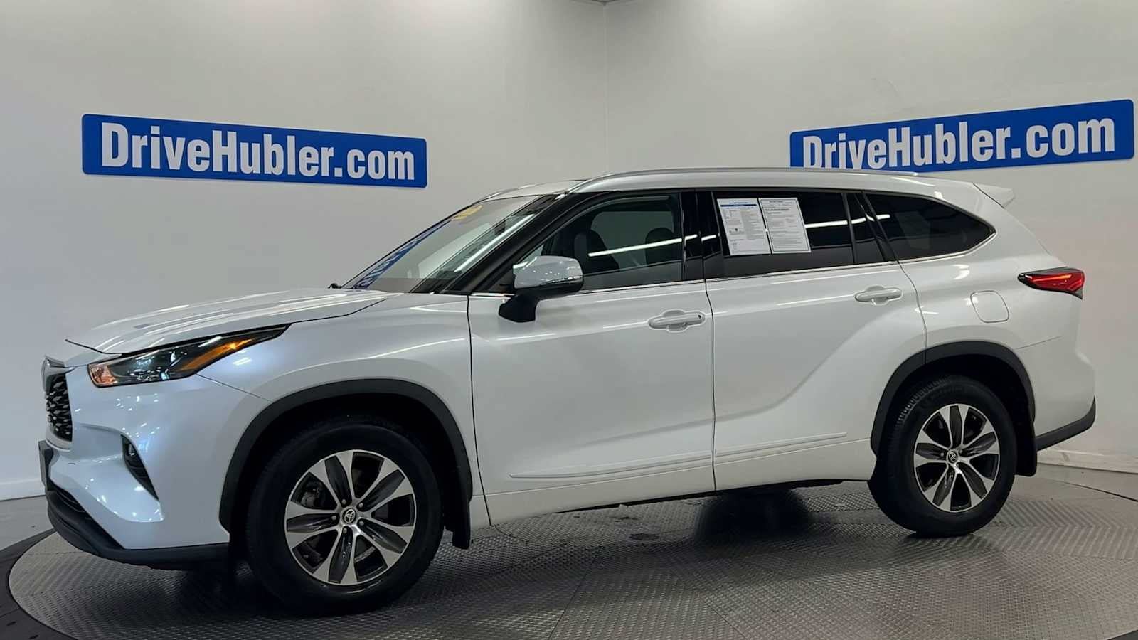 Used 2022 Toyota Highlander XLE AWD/4WD image 4