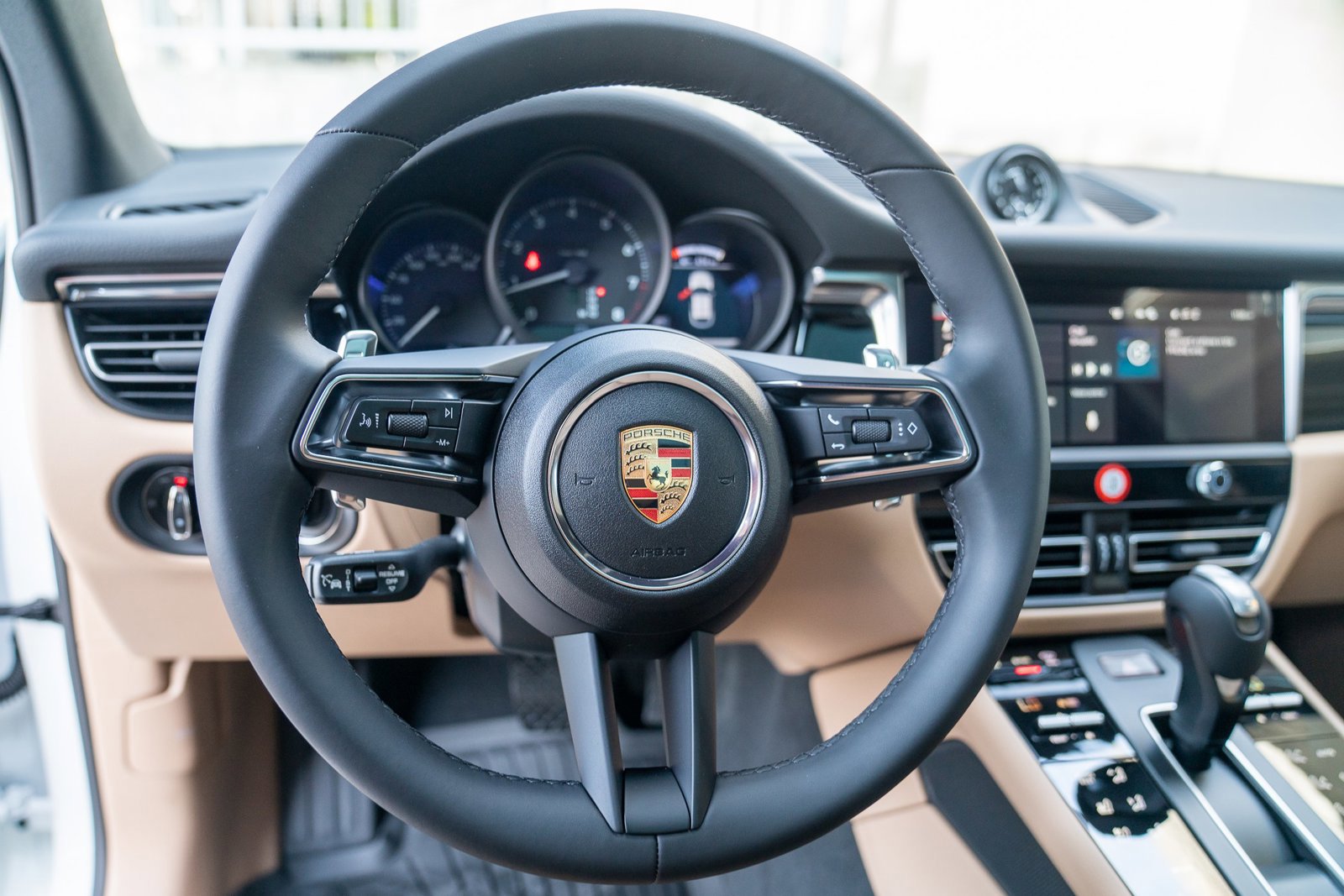 Certified 2025 Porsche Macan image 12