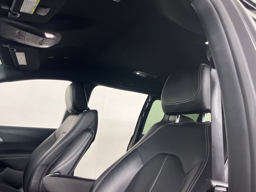 Used 2025 Chrysler Pacifica Select image 28