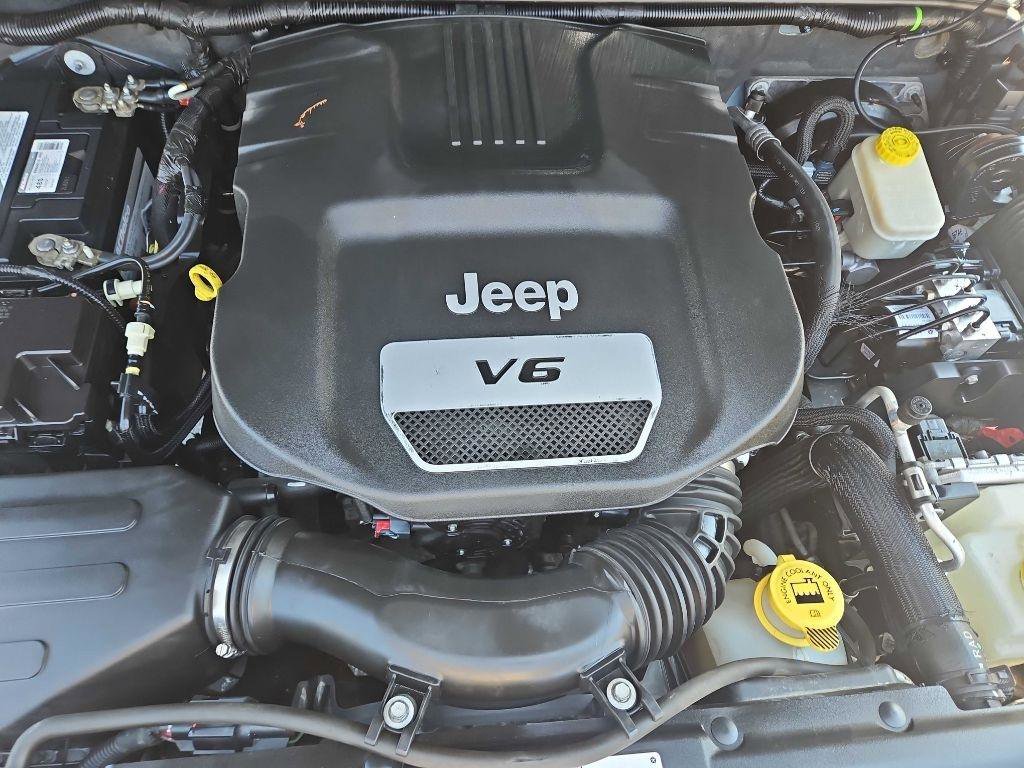 Used 2014 Jeep Wrangler Unlimited Sahara w/ Connectivity Group image 8