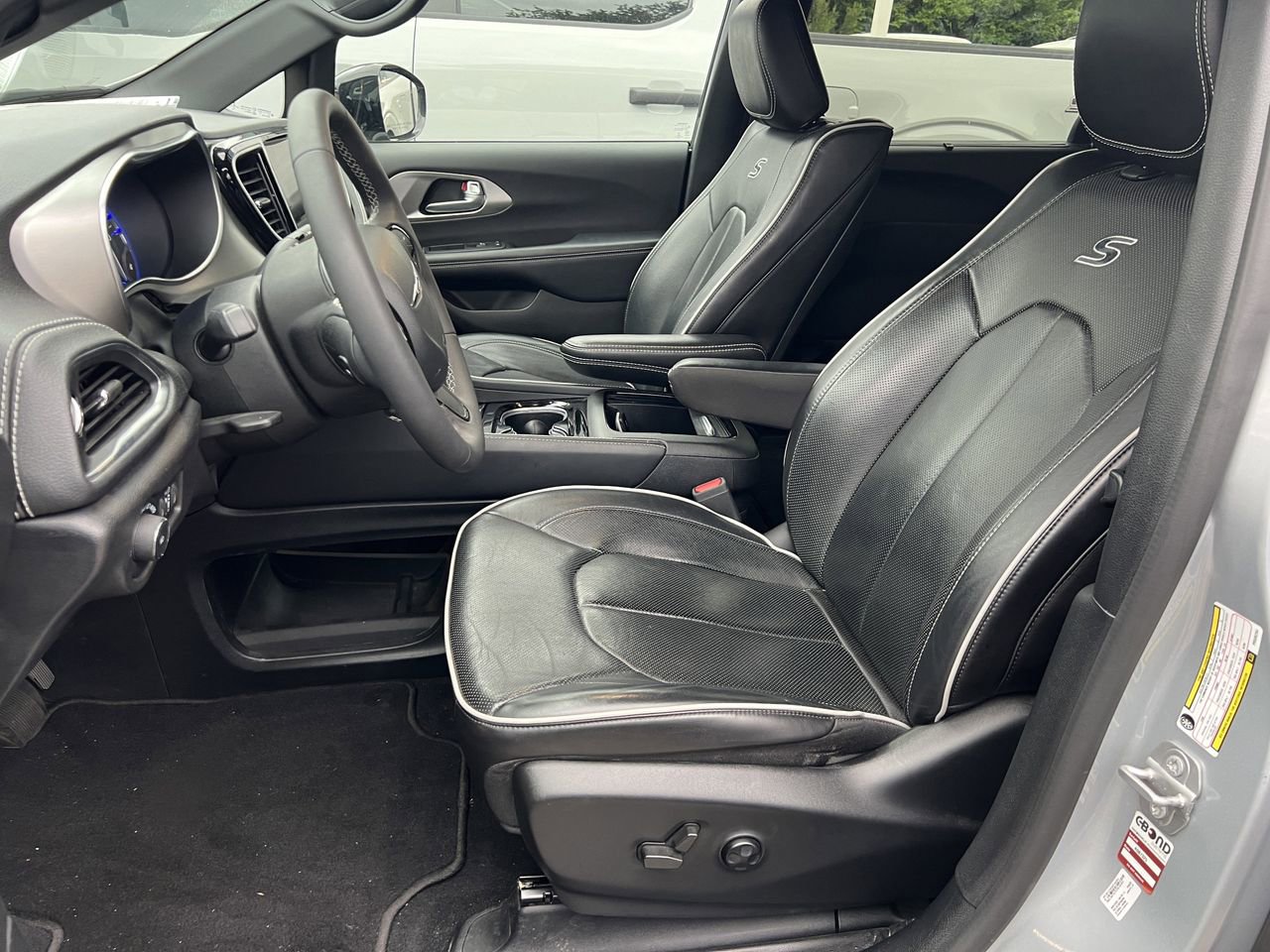 Used 2023 Chrysler Pacifica Limited w/ Uconnect Theater Family Group FWD image 9