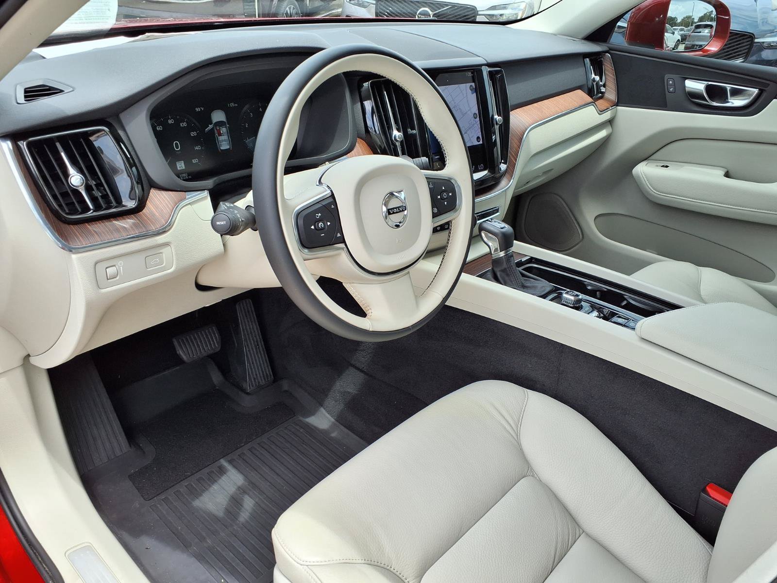 Used 2021 Volvo XC60 T5 Momentum w/ Premium Package FWD image 19