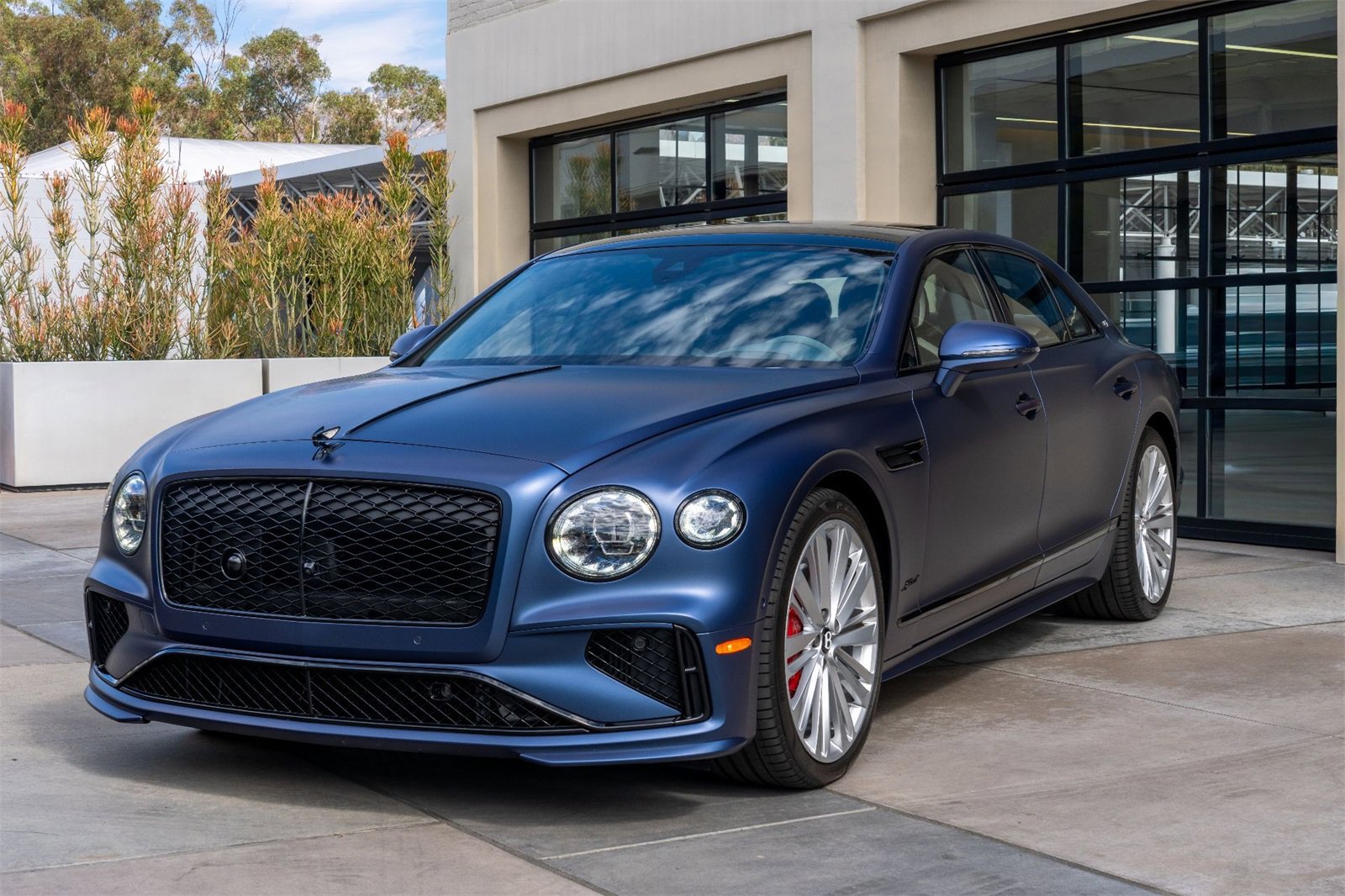 Used 2025 Bentley Flying Spur Plug-In Hybrid image 33