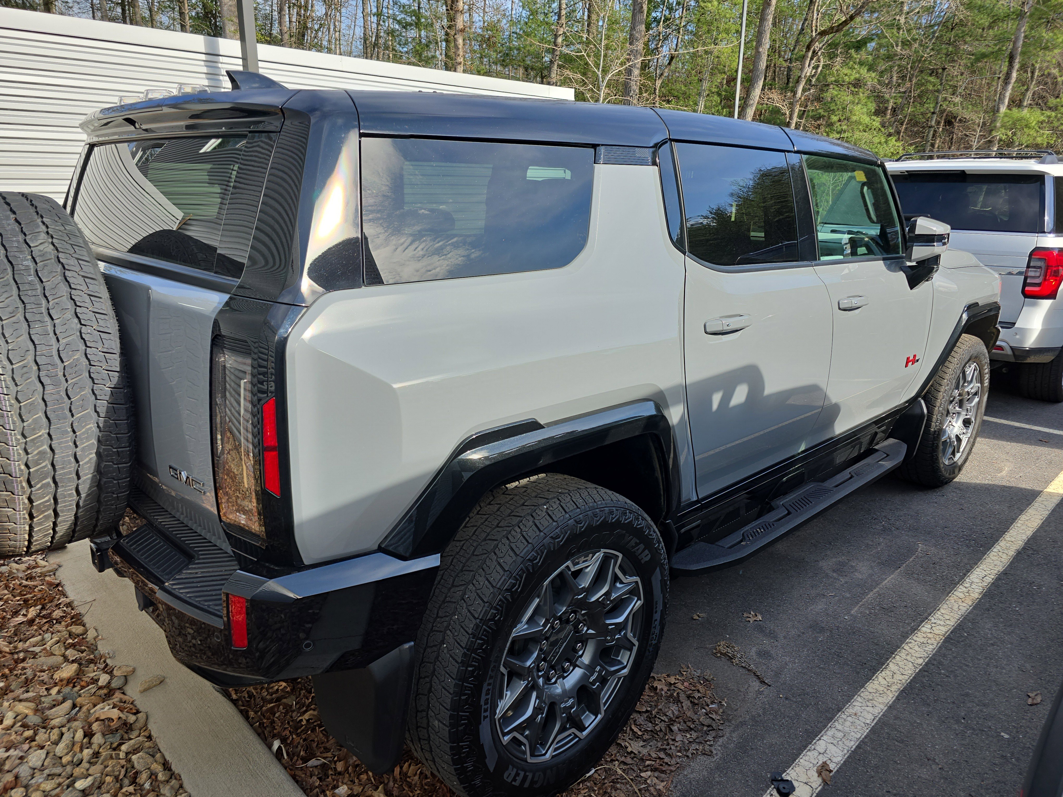 Used 2025 GMC Hummer EV 3X w/ LPO, Sport Package image 3