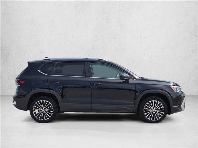 Used 2025 Volkswagen Taos SE FWD image 4