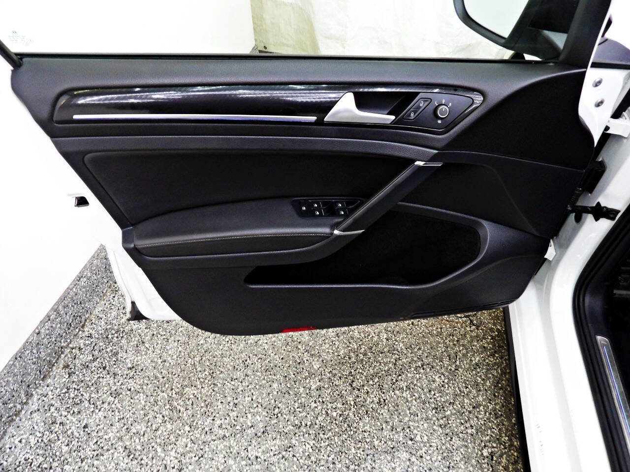 Used 2019 Volkswagen Golf R 4-Door image 7