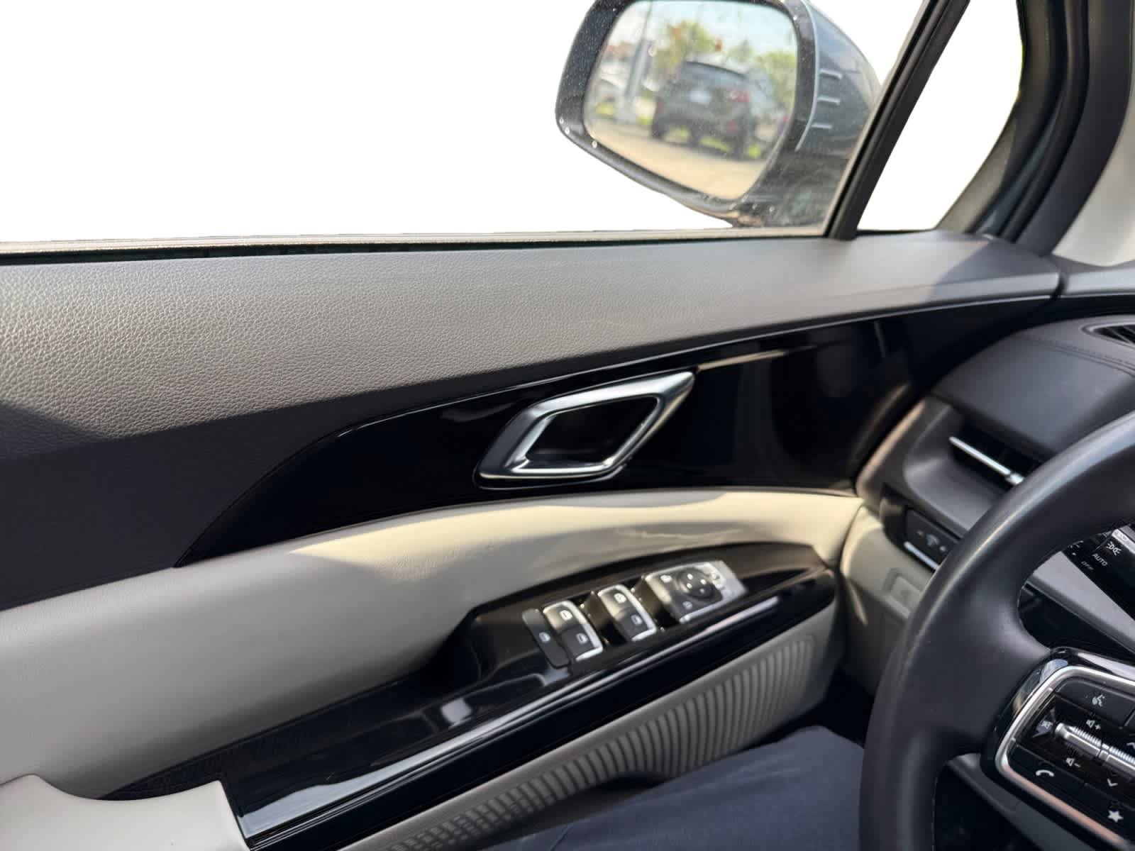 Used 2024 Kia Carnival EX image 10