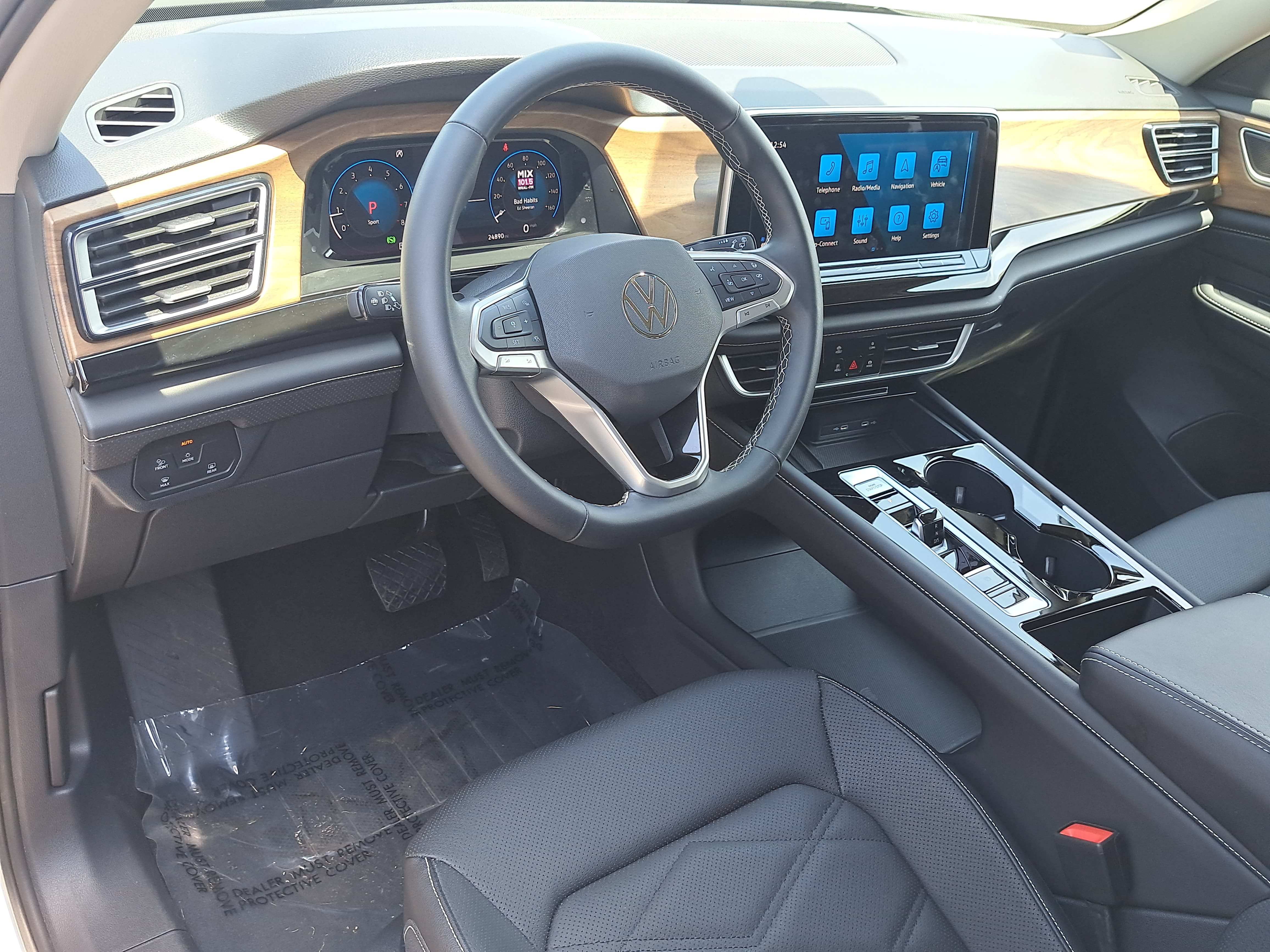 Used 2025 Volkswagen Atlas SE AWD/4WD image 17