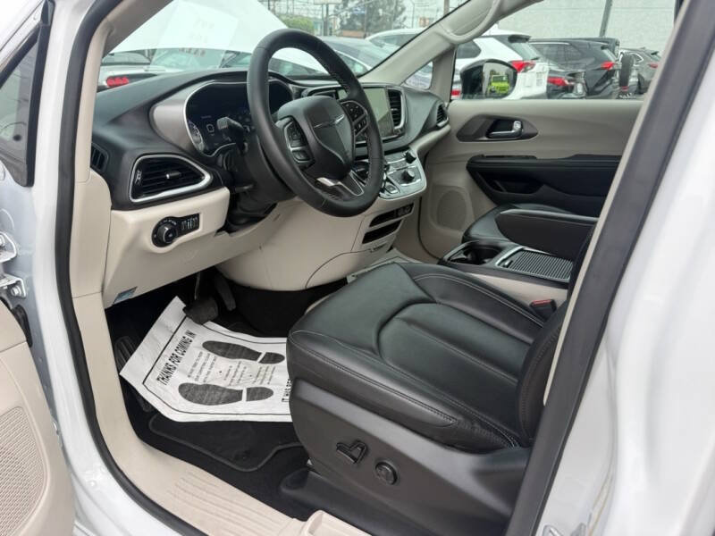 Used 2024 Chrysler Pacifica Touring-L FWD image 20