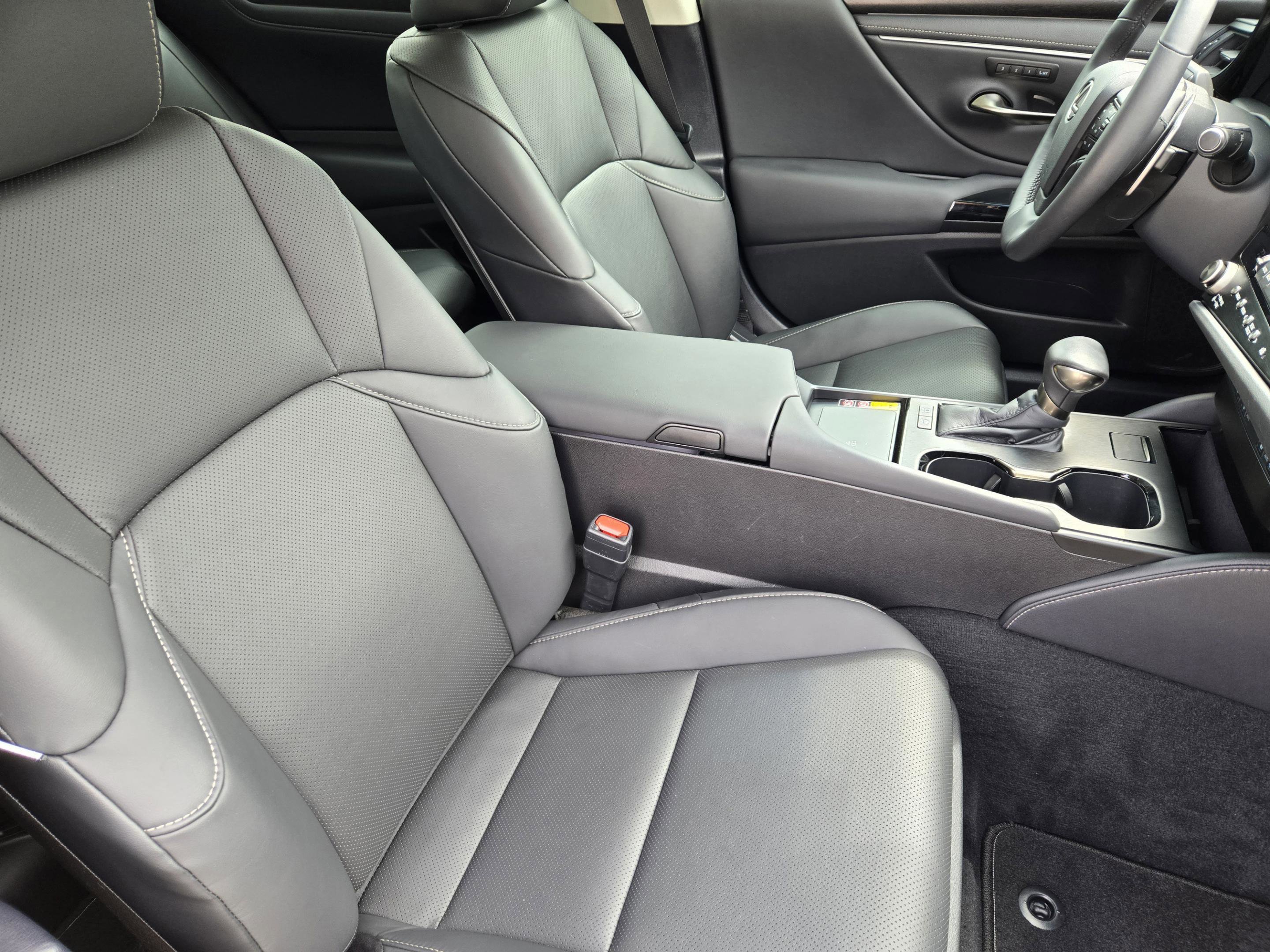 Used 2025 Lexus ES 300h w/ Premium Package FWD image 10