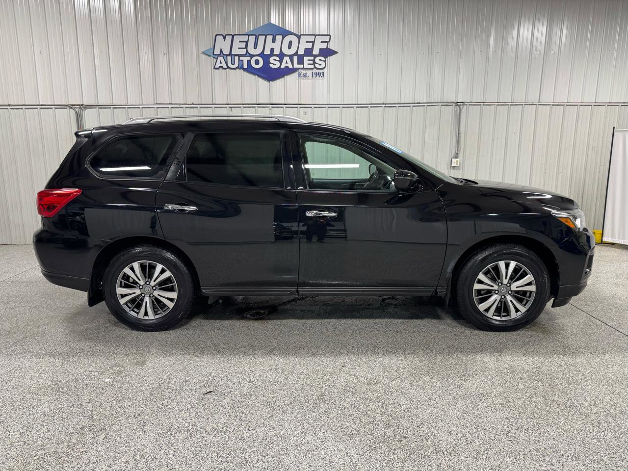 Used 2019 Nissan Pathfinder SV AWD/4WD image 1
