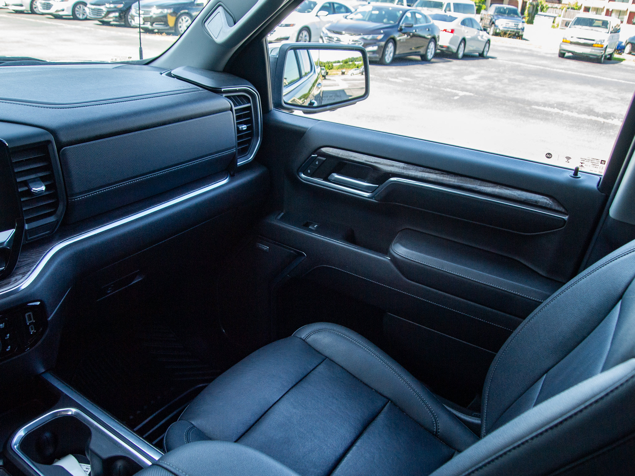 Used 2023 Chevrolet Silverado 1500 LTZ w/ LTZ Premium Package AWD/4WD image 14