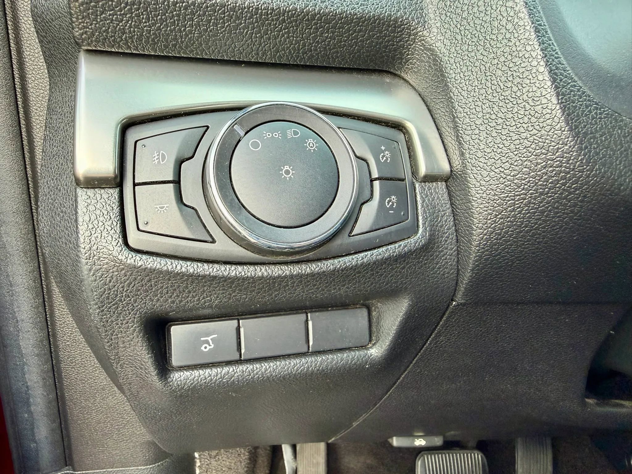 Used 2018 Ford Explorer XLT w/ Equipment Group 202A AWD/4WD image 32