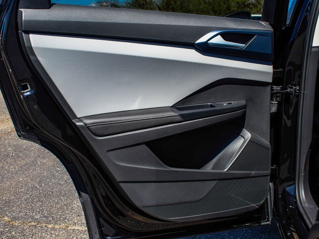 Used 2024 Volkswagen Taos SE w/ Taos Adventure Package (SXB) image 11