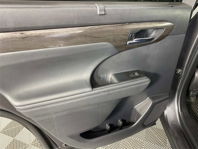 Used 2023 Toyota Highlander Limited image 30