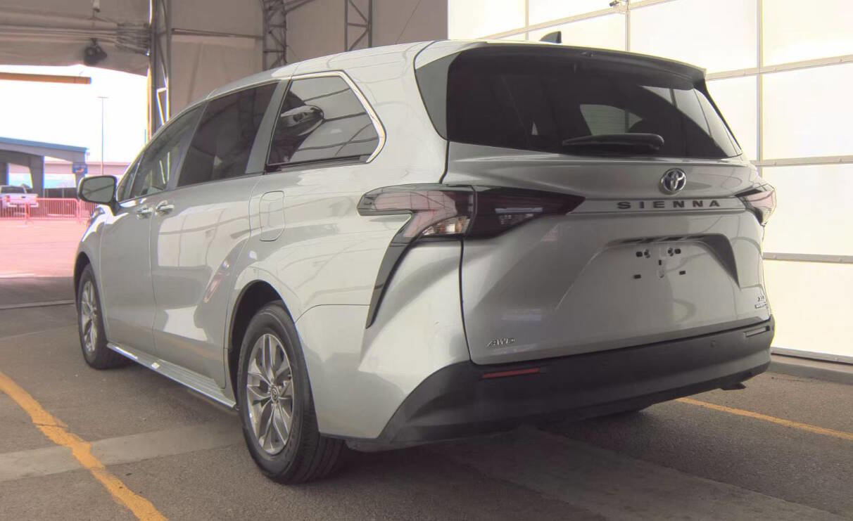 Used 2023 Toyota Sienna XLE image 5