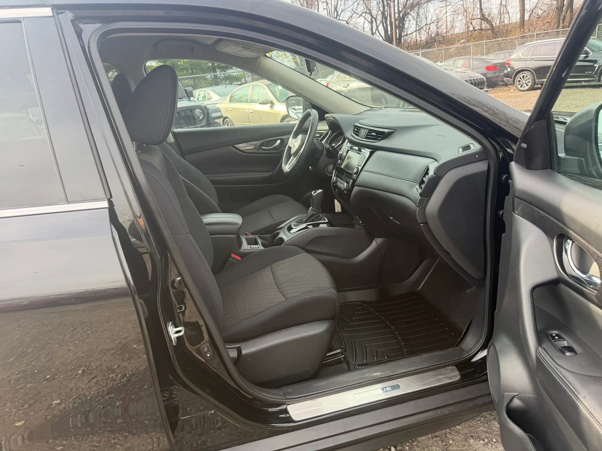 Used 2018 Nissan Rogue SV w/ Premium Package image 22