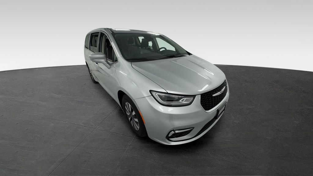 Used 2022 Chrysler Pacifica Touring-L FWD image 1
