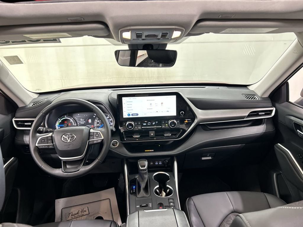 Used 2025 Toyota Highlander XLE AWD/4WD image 18