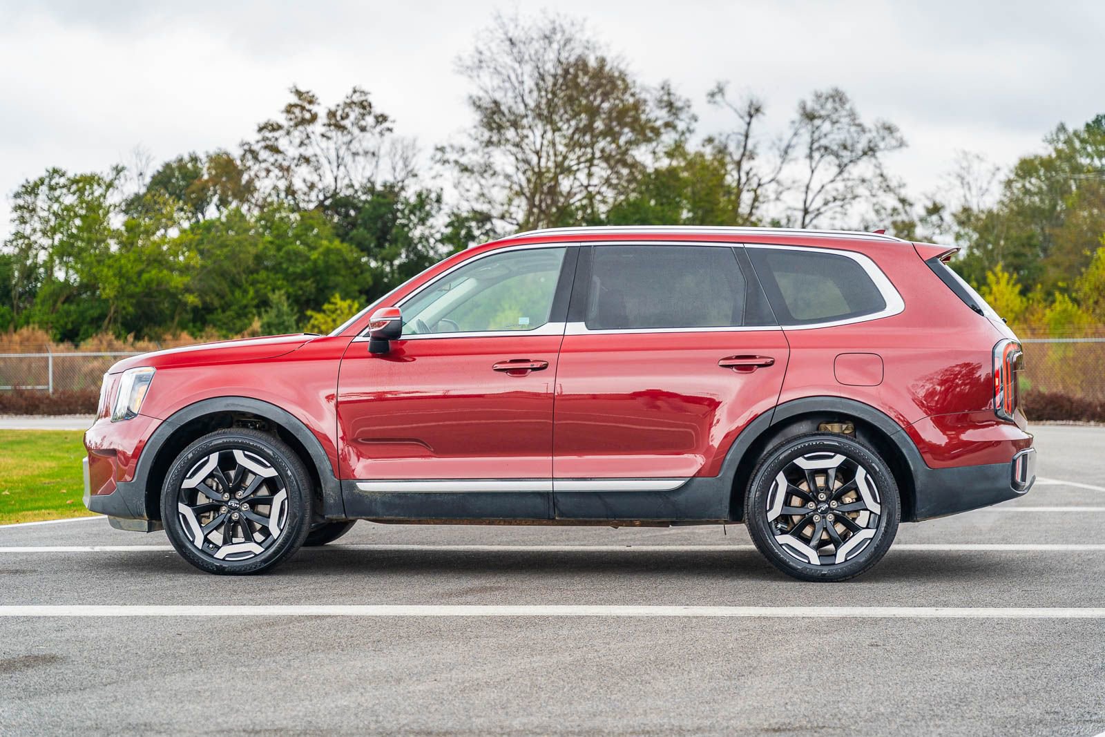 Used 2023 Kia Telluride EX w/ EX Captain's Chair Package image 4