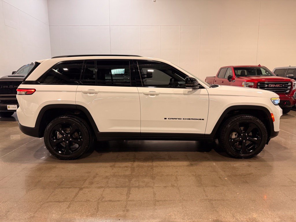 Used 2024 Jeep Grand Cherokee Limited w/ Black Appearance Package AWD/4WD image 4