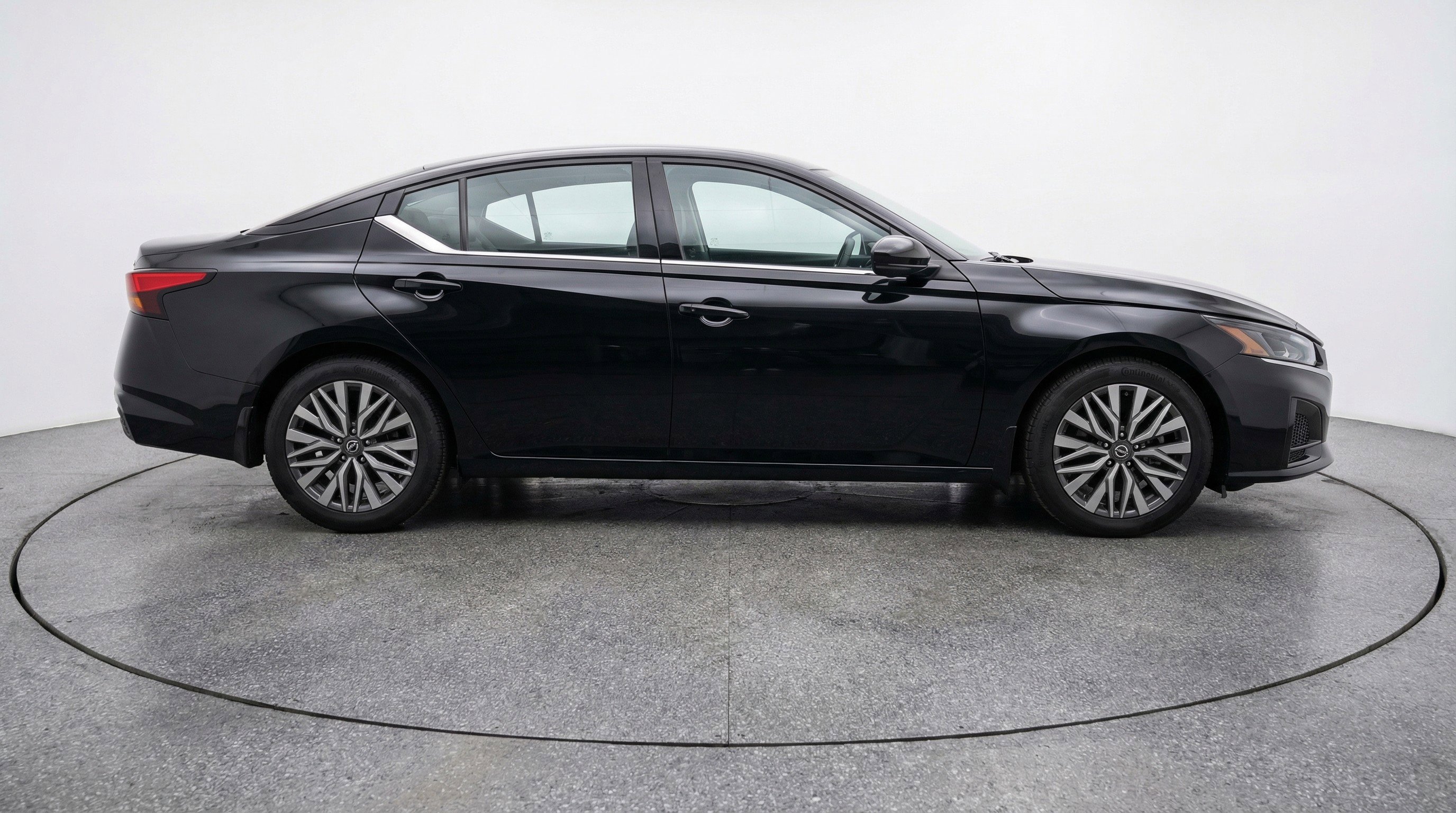 Used 2025 Nissan Altima 2.5 SV image 11