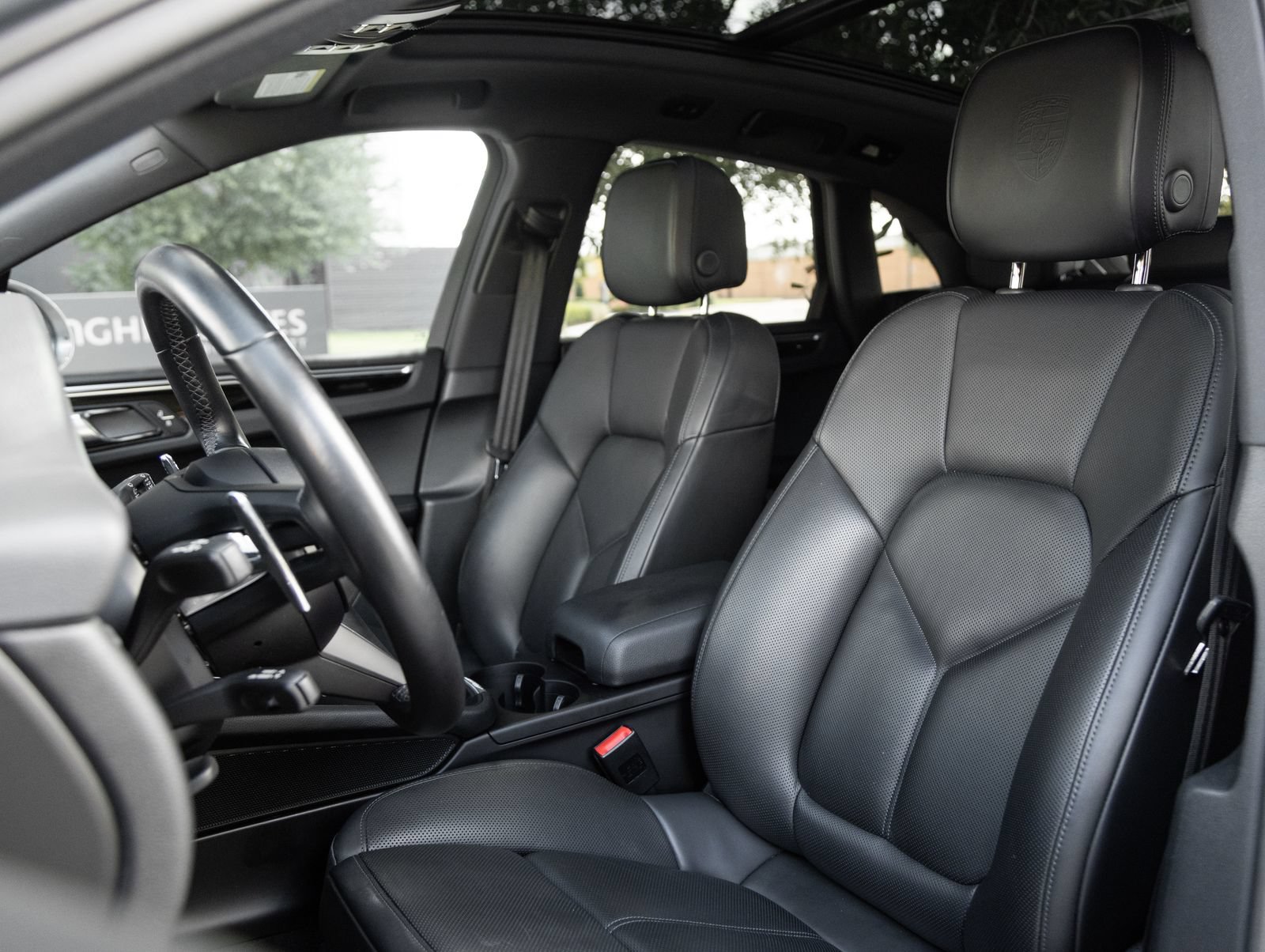 Certified 2024 Porsche Macan AWD/4WD image 5