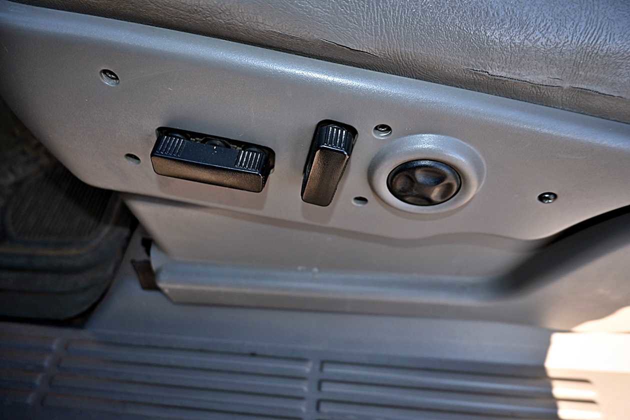 Used 2004 Chevrolet Silverado 2500 LT w/ Skid Plate Package image 18