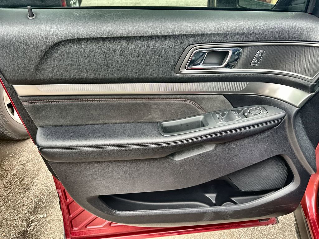 Used 2018 Ford Explorer XLT w/ Equipment Group 202A FWD image 9