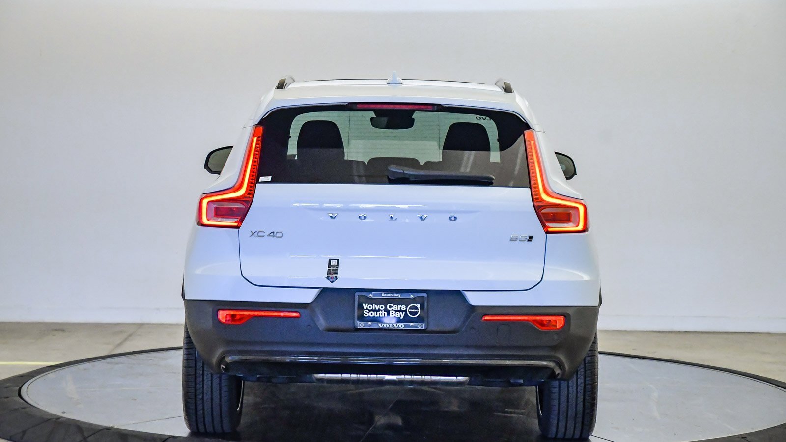 Certified 2025 Volvo XC40 B5 Plus w/ Climate Package image 3
