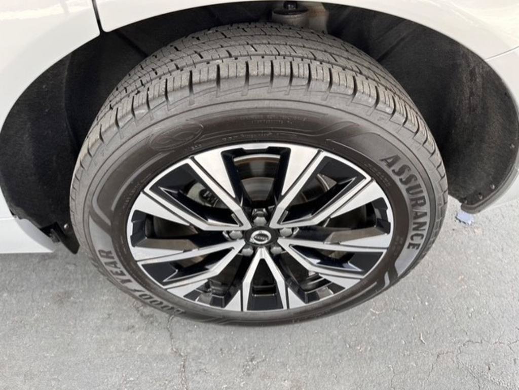 Used 2023 Volvo XC60 B5 Plus AWD/4WD image 12