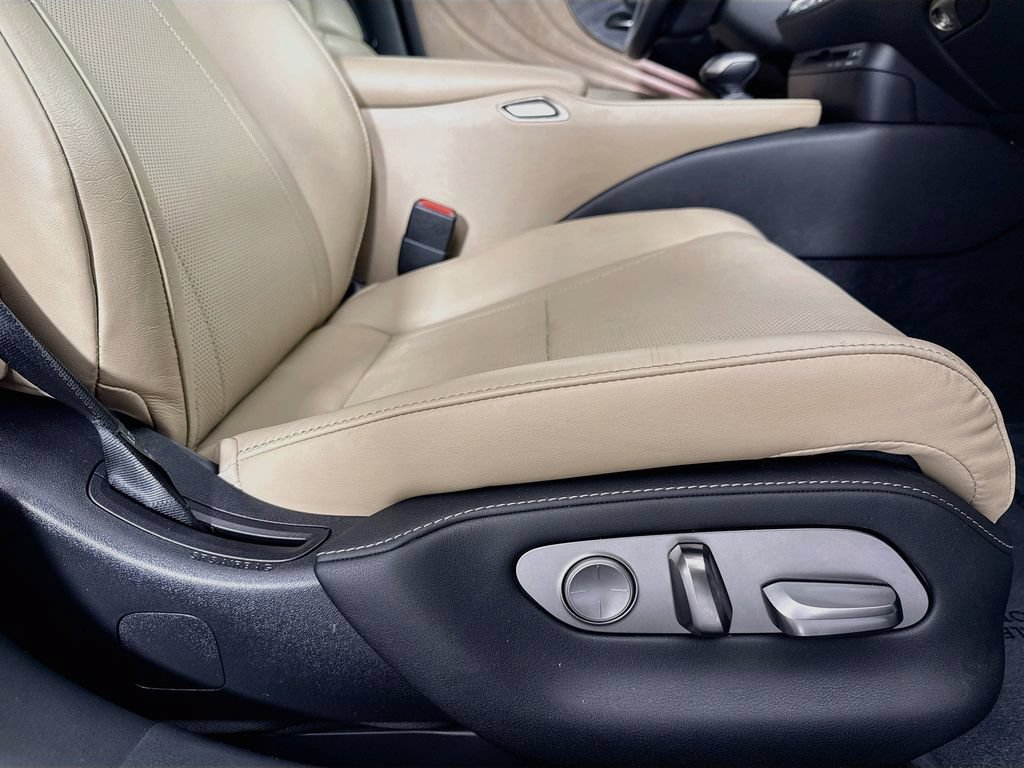 Used 2021 Lexus LS 500 w/ Accessory Package (Z2) RWD image 39
