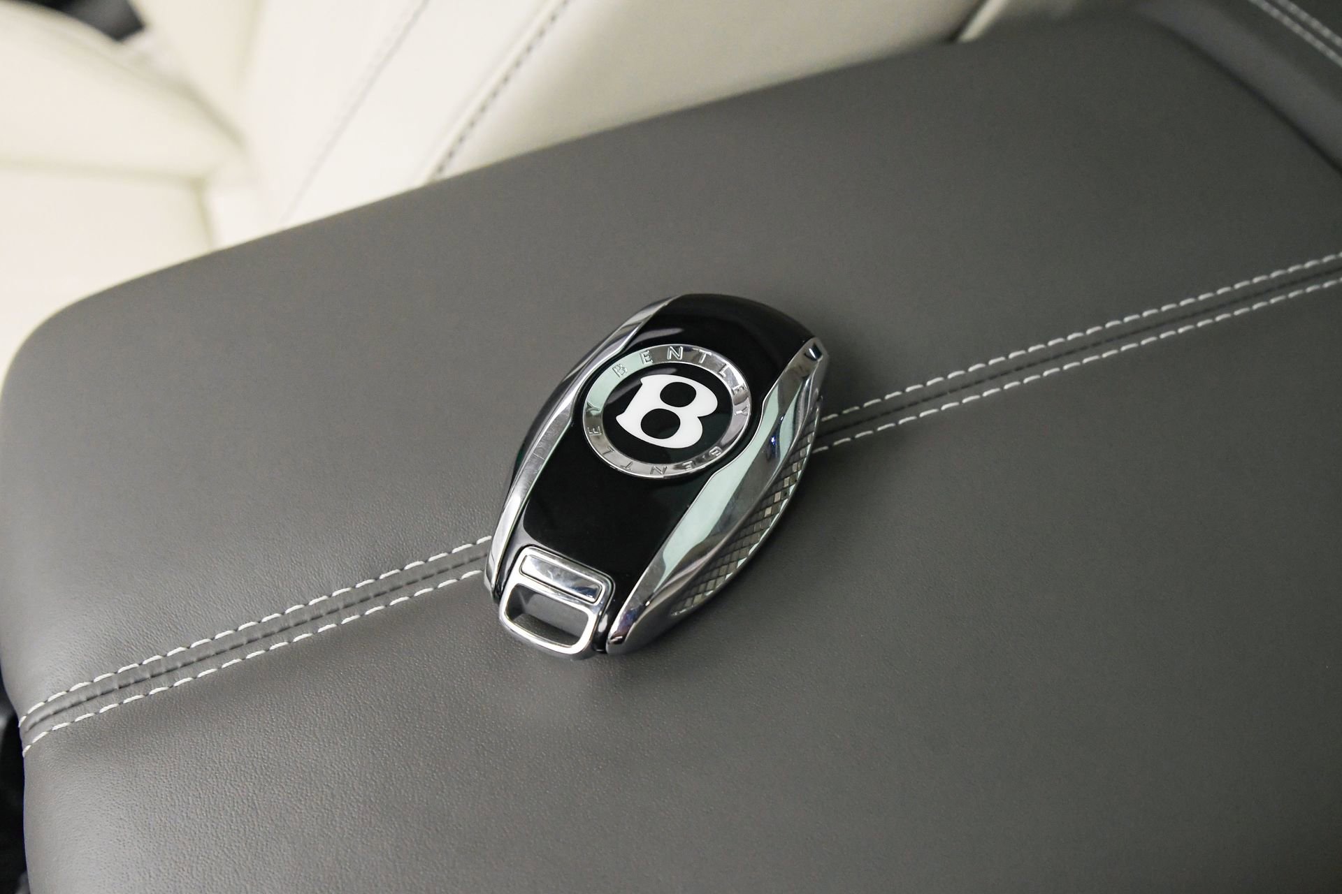 Used 2022 Bentley Flying Spur V8 image 22
