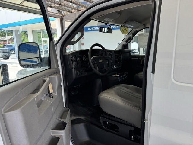 Used 2025 Chevrolet Express 2500 w/ Driver Convenience Package image 6