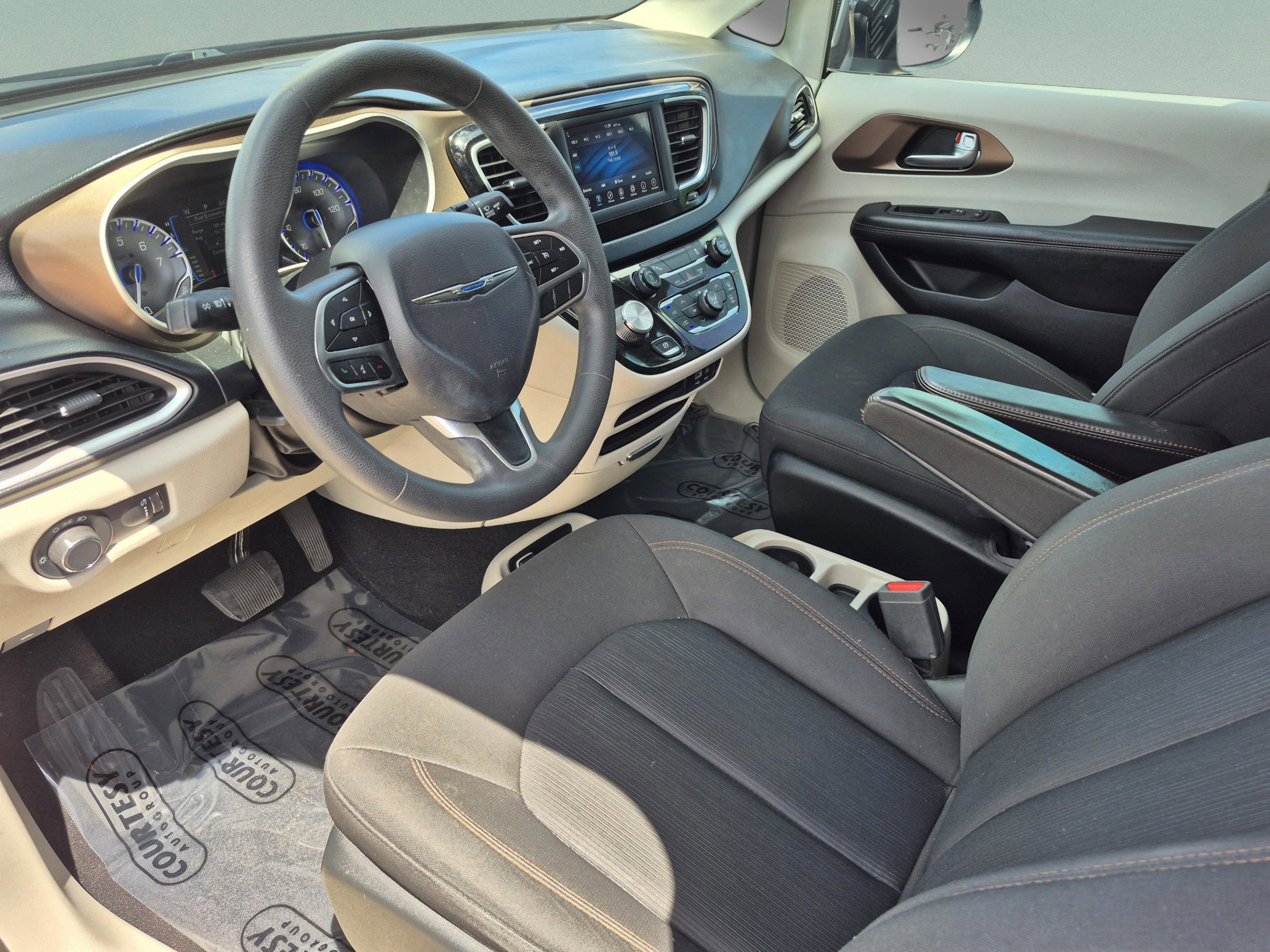 Used 2018 Chrysler Pacifica L image 17