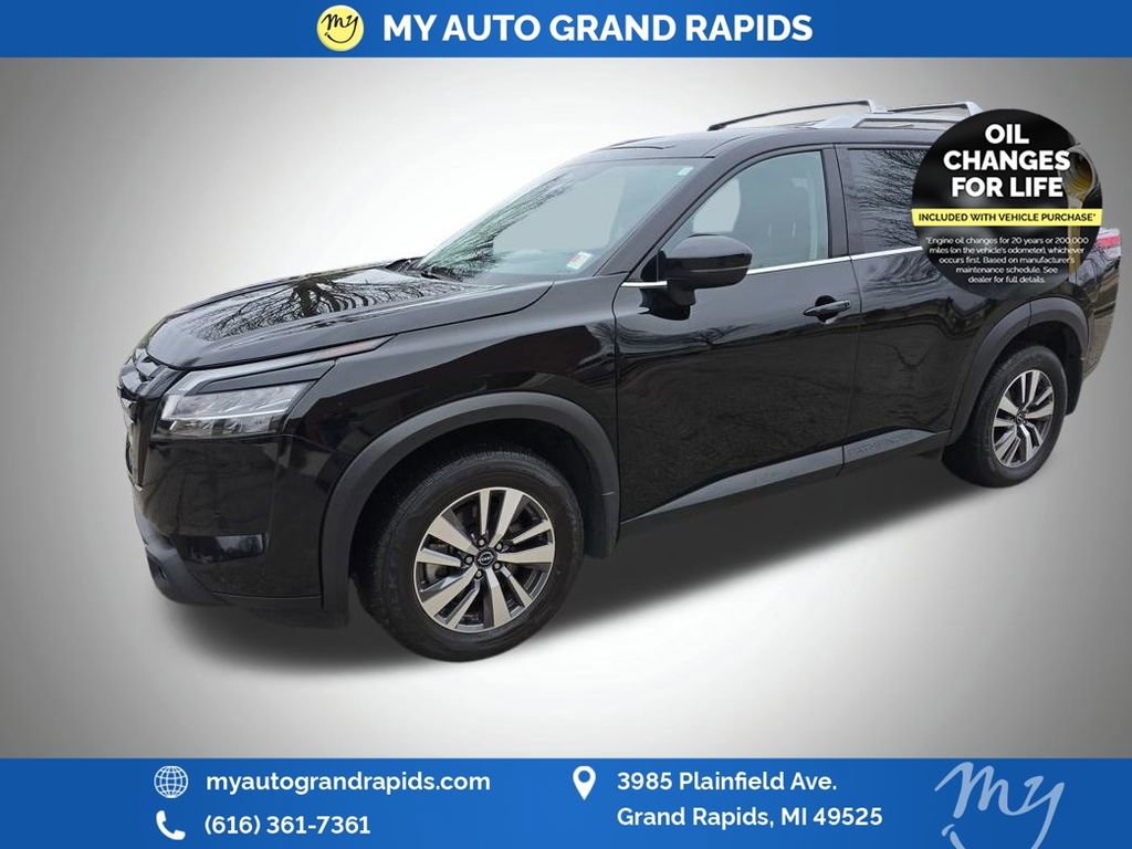 Used 2023 Nissan Pathfinder SL w/ Black Appearance Package AWD/4WD image 3
