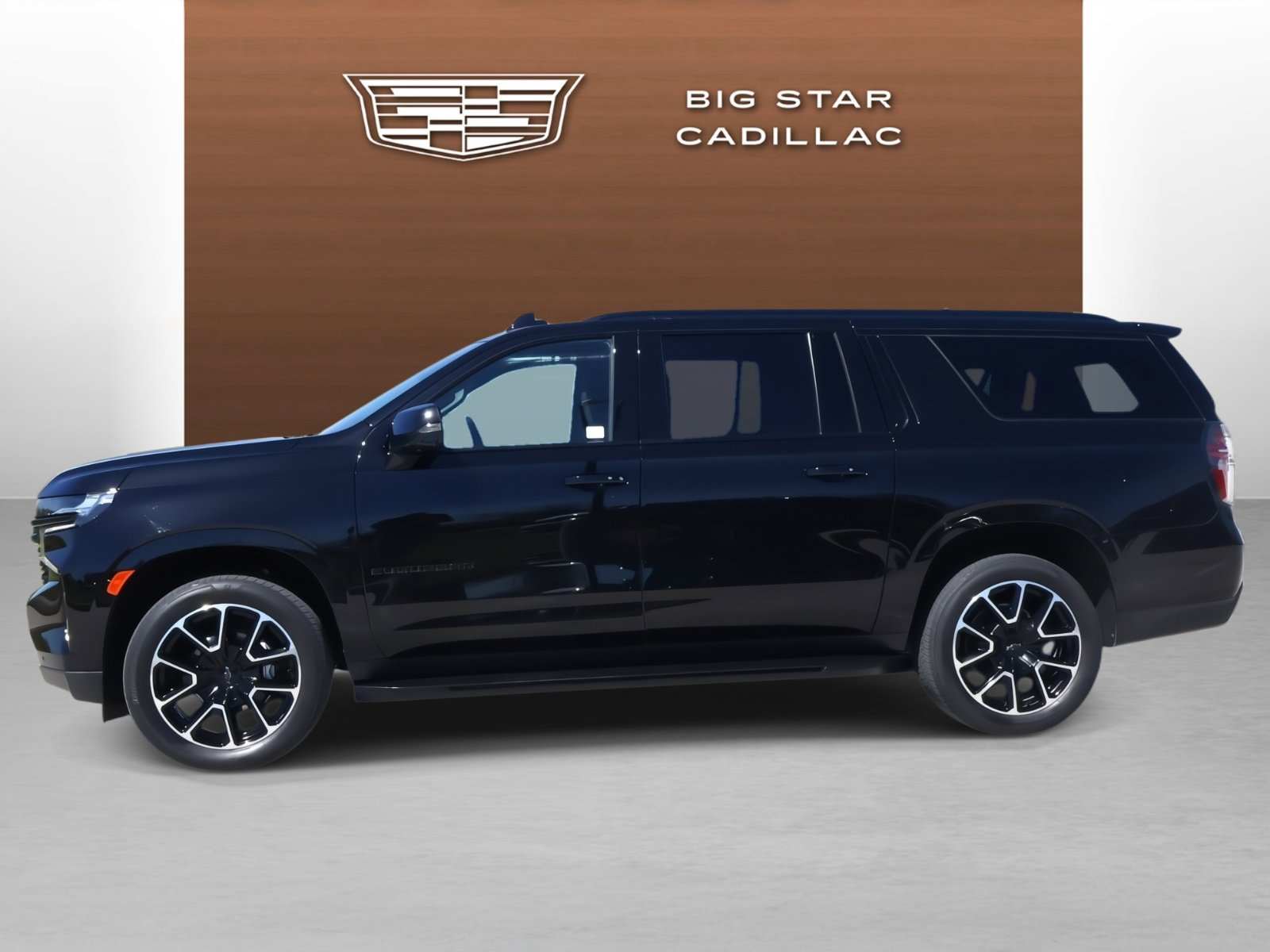 Used 2023 Chevrolet Suburban RST w/ Luxury Package image 2