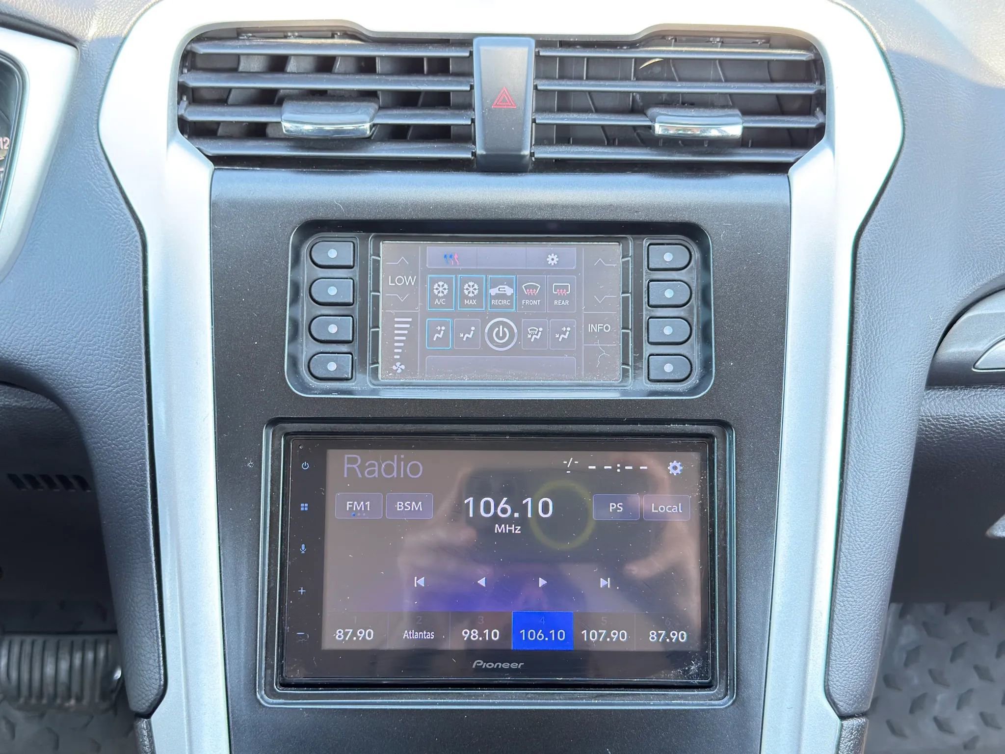 Used 2016 Ford Fusion SE FWD image 25