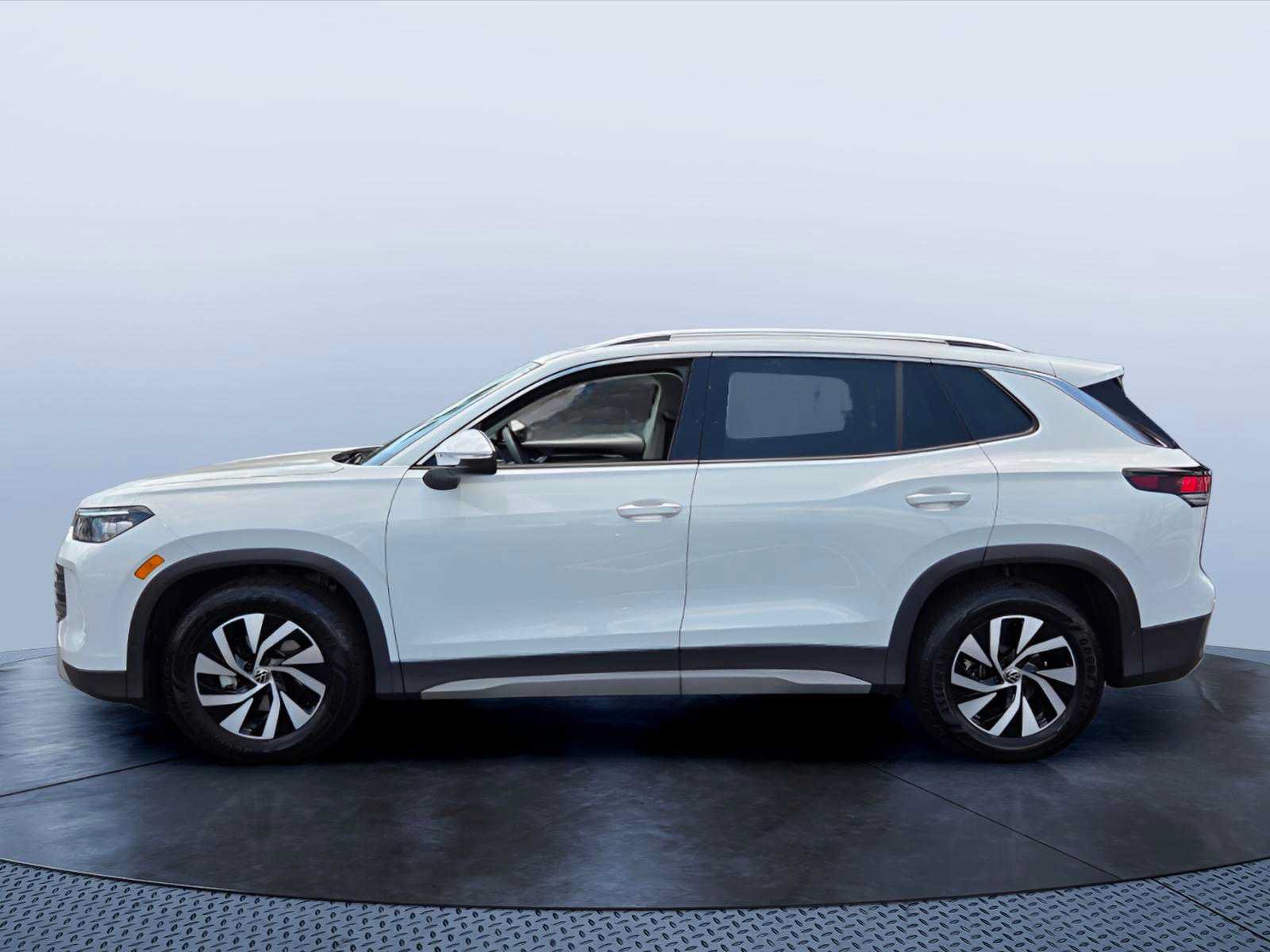 Used 2026 Volkswagen Tiguan S FWD image 3