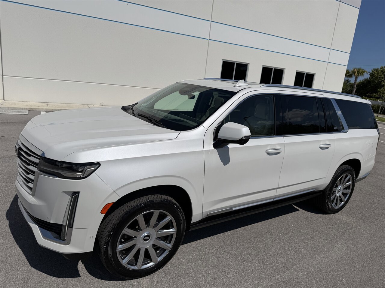 Used 2021 Cadillac Escalade ESV Premium Luxury Platinum AWD/4WD image 37