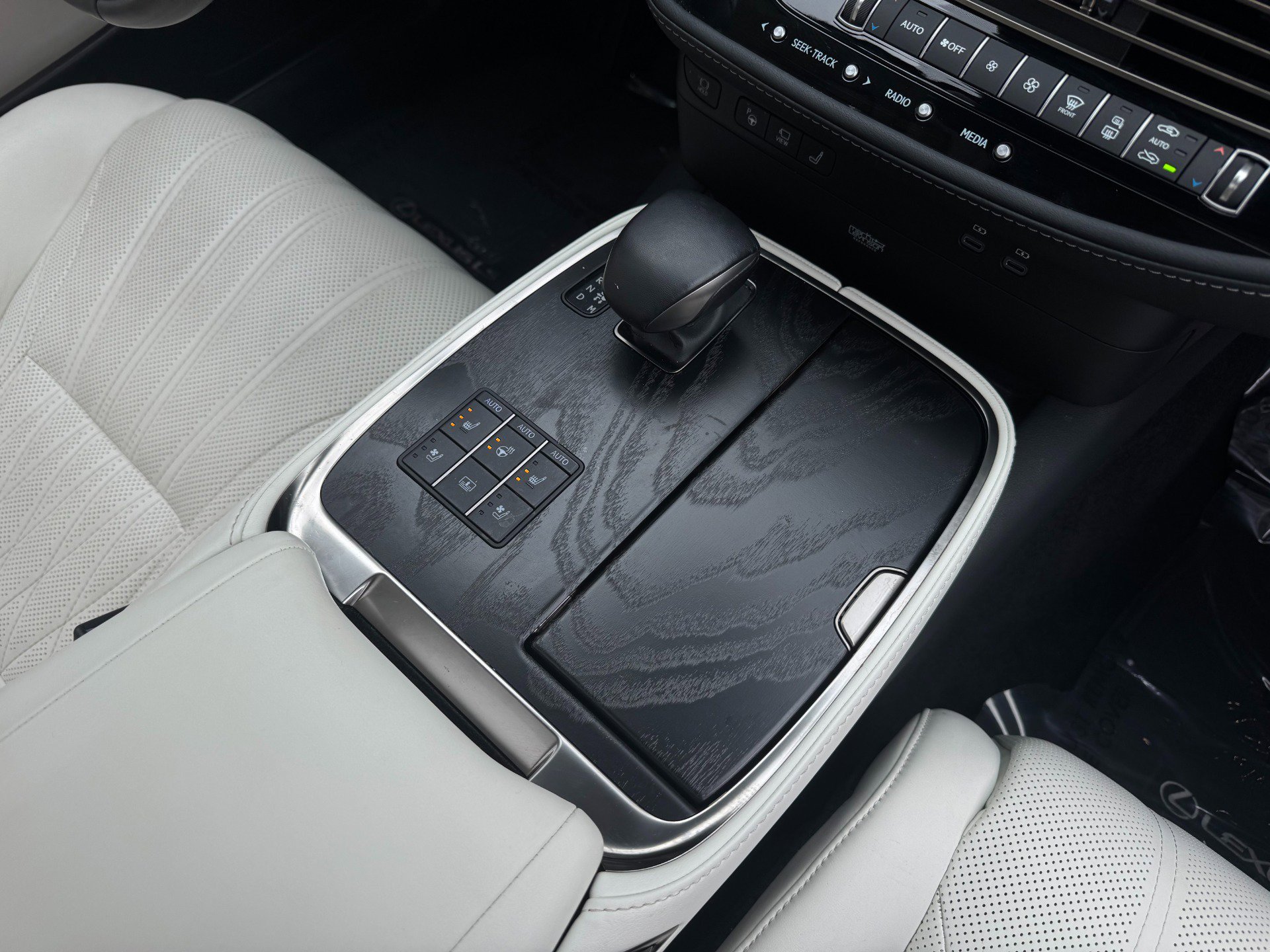 Used 2023 Lexus LS 500h AWD w/ Luxury Package image 43