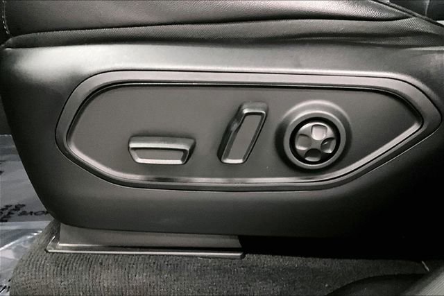 Used 2024 Jeep Grand Cherokee Limited w/ Black Appearance Package image 32