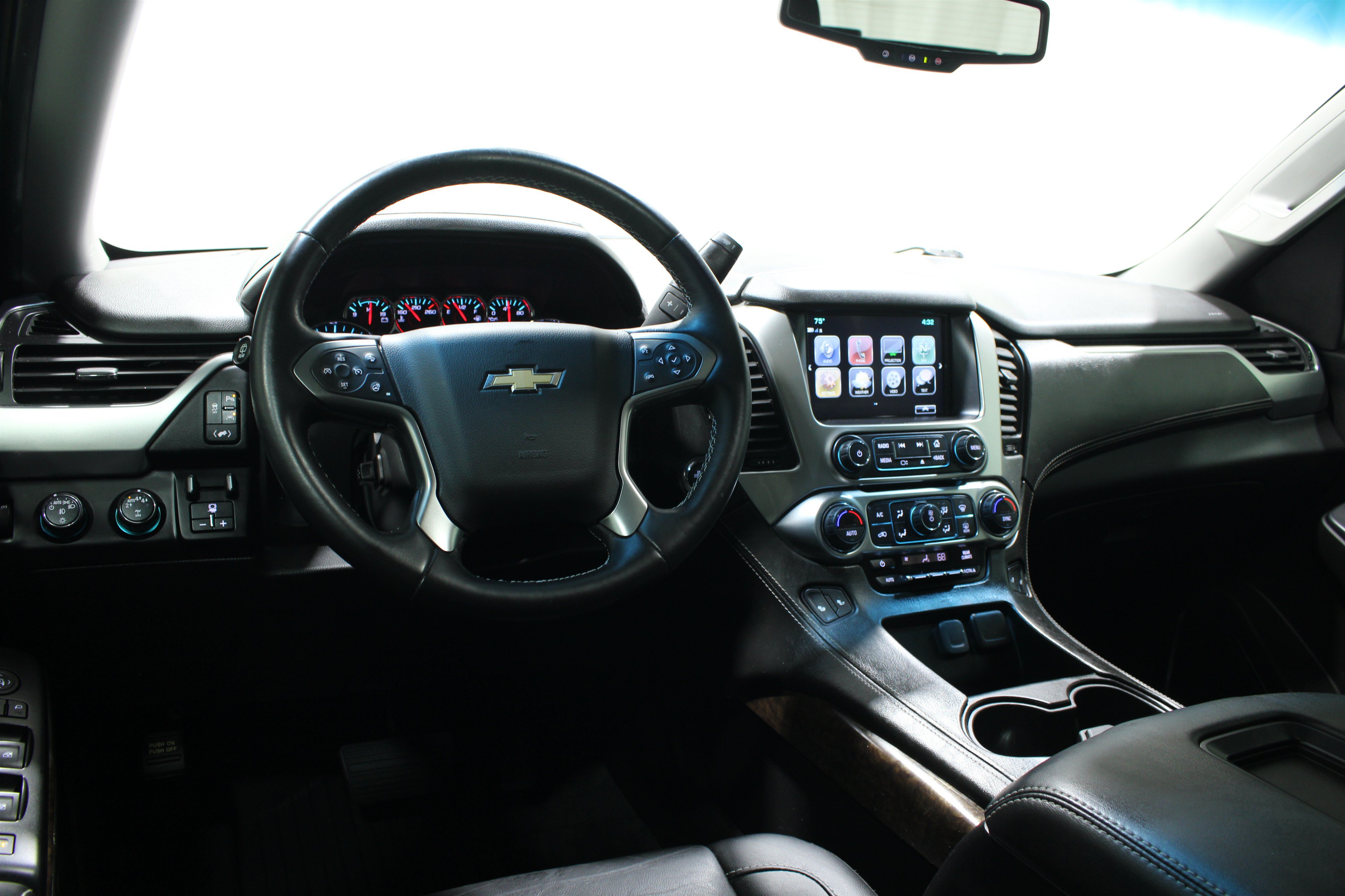 Used 2019 Chevrolet Tahoe LT w/ LT Signature Package AWD/4WD image 2
