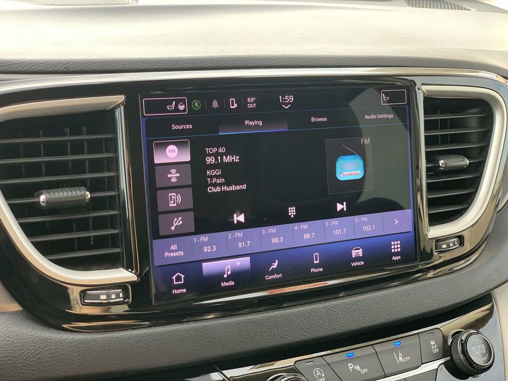 Used 2022 Chrysler Pacifica Touring-L image 10